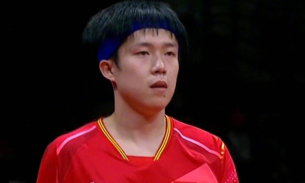 小溪边的美女