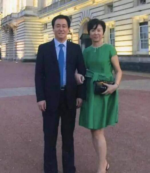 美女扒开屁股让男人捅